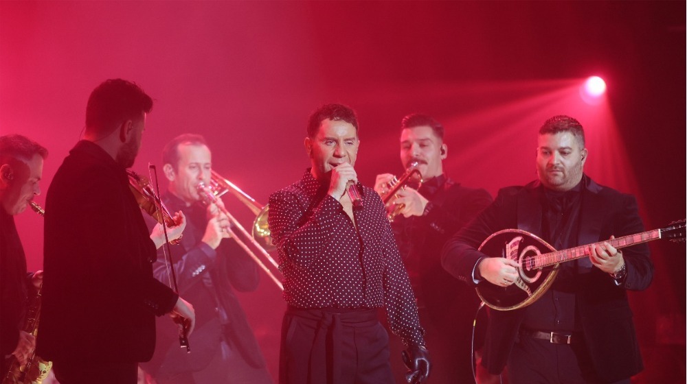 Μαζωνάκης: Bγήκε έξω και χαιρετούσε τον κόσμο που περίμενε να μπεί στο νυχτερινό κέντρο όπου εμφανίζεται [βίντεο]